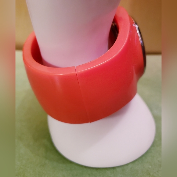 VINTAGE Avon Red/Orange Acrylic 60s Mod Style Cuff Bracelet Watch - Picture 4 of 7